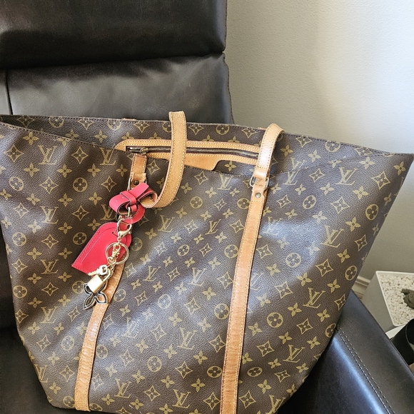 LV SHOPPING TOTE WITH RED AUTHENTIC BAG TAG (key chain not LV) - Picture 2 of 16